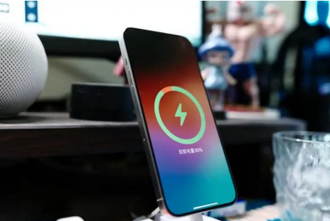高要苹果15换屏服务分享用什么充电器给iPhone15充电更好 
